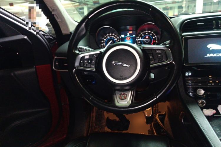 Used Jaguar F-PACE 2019 2.0T Two-Wheel Drive Urban Deluxe Edition Steering Wheel