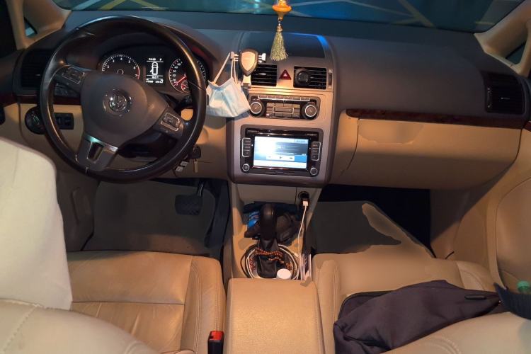 Used Volkswagen Touran 2011 1.4T DSG ZhiZhen Edition 5 Seats Center Console