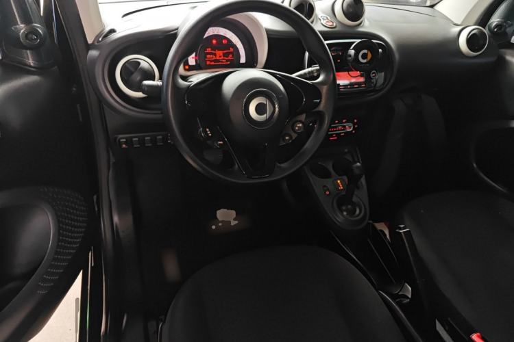 Used smart fortwo 2015 1.0L 52 kW hardtop Dynamic version
