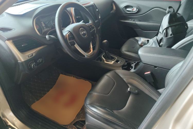 Used Jeep Cherokee 2016 2.0L Superior Edition
