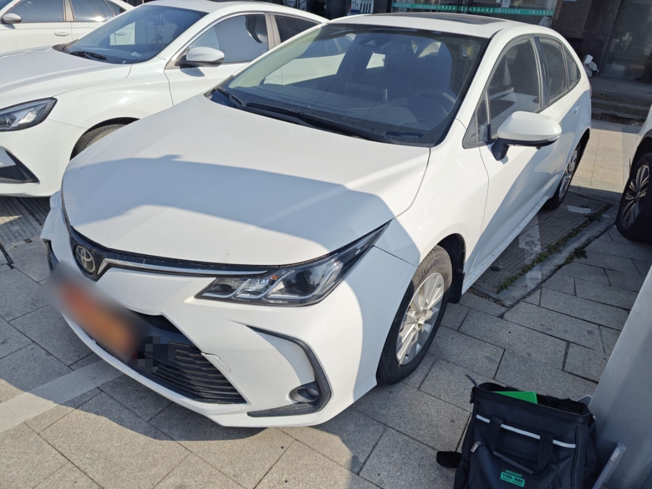 Под передней частью автомобиля