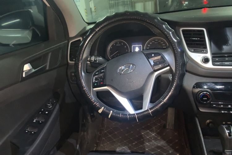 Used Hyundai Tucson 2015 1.6T Dual-Clutch Two-Wheel-Drive Smart Model Steering Wheel