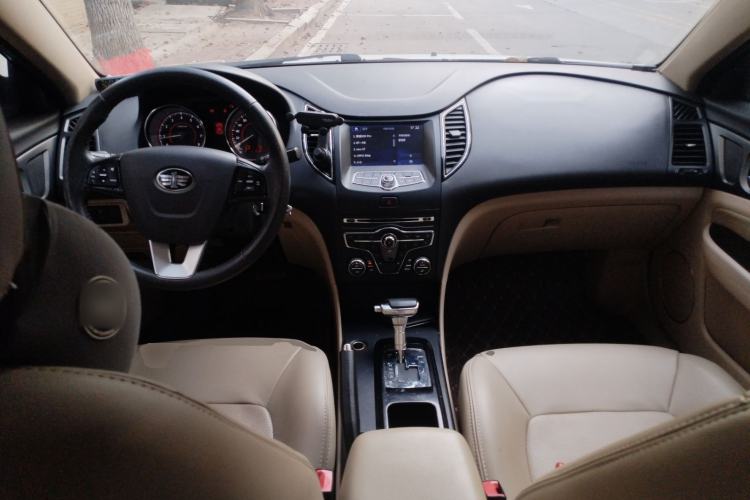 Used Bestune B50 2013 1.6L automatic luxury version Center Console