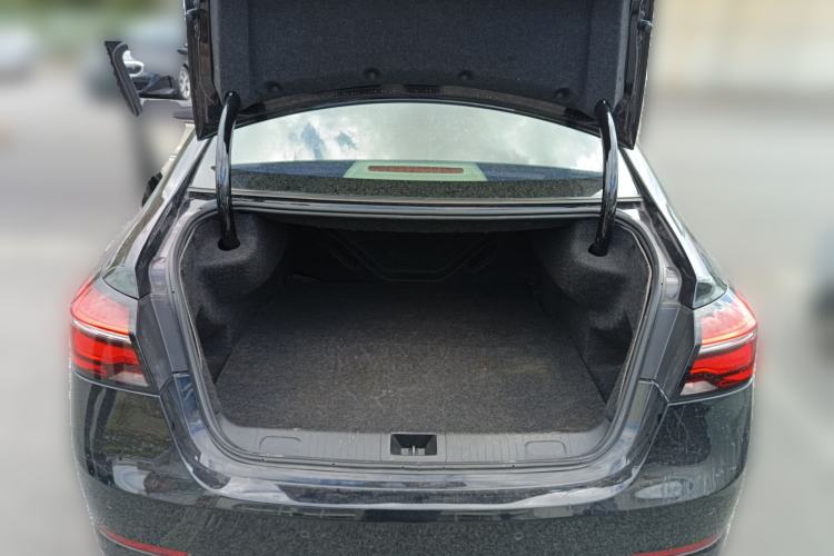 Used Roewe e950 2016 1.4T Executive Deluxe Edition Trunk