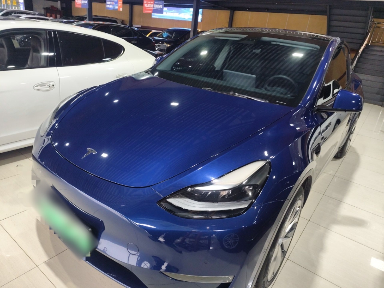 Под передней частью автомобиля