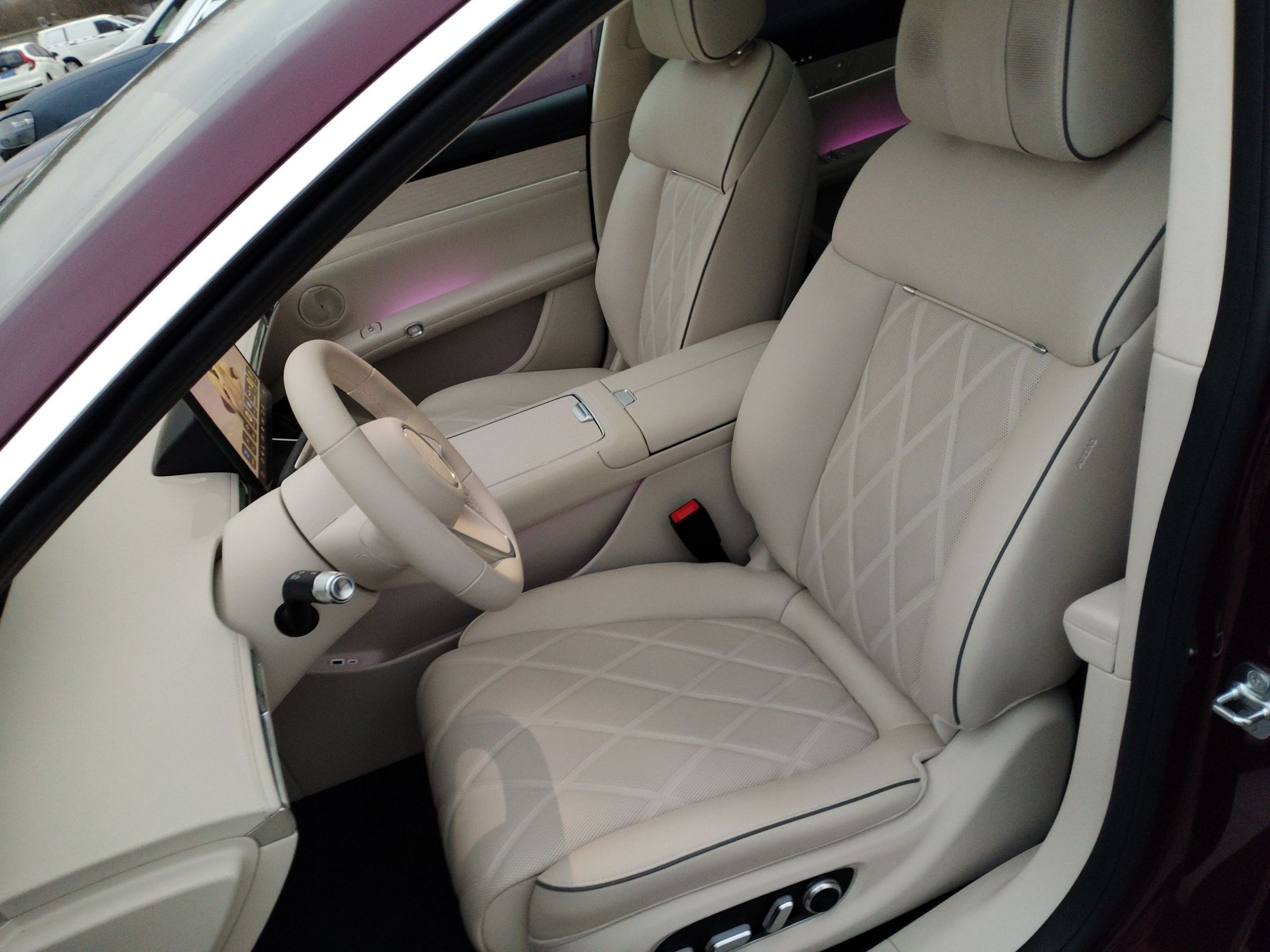 المقاعد الأمامية داخل السيارة