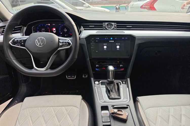 Used Volkswagen Magotan 2023 2 Million Units Commemorative Edition 330TSI DSG Luxury Version Center Console