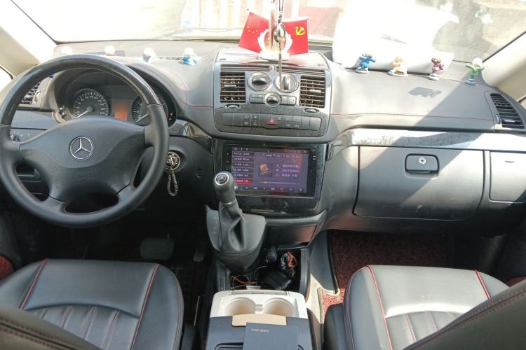 Used Mercedes-Benz Vito 2011 2.5L 7-seater executive version Center Console