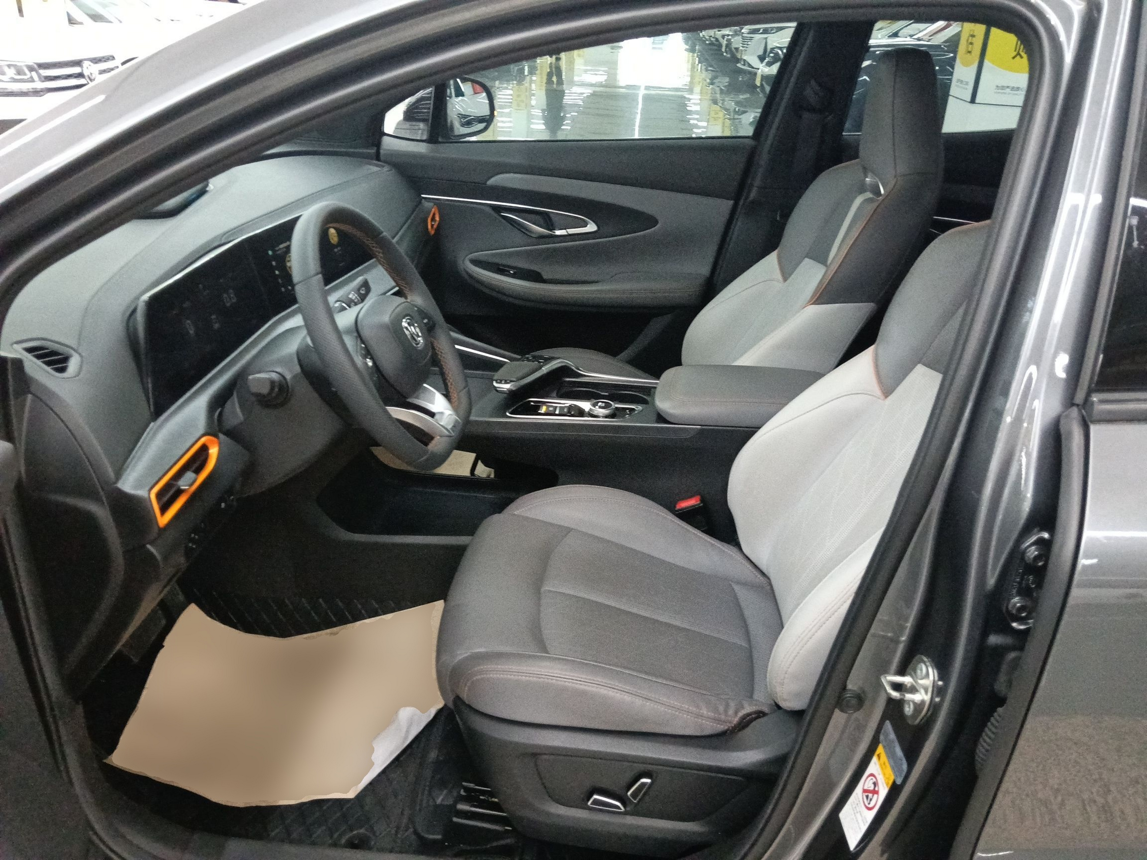 Переднее сиденье в автомобиле