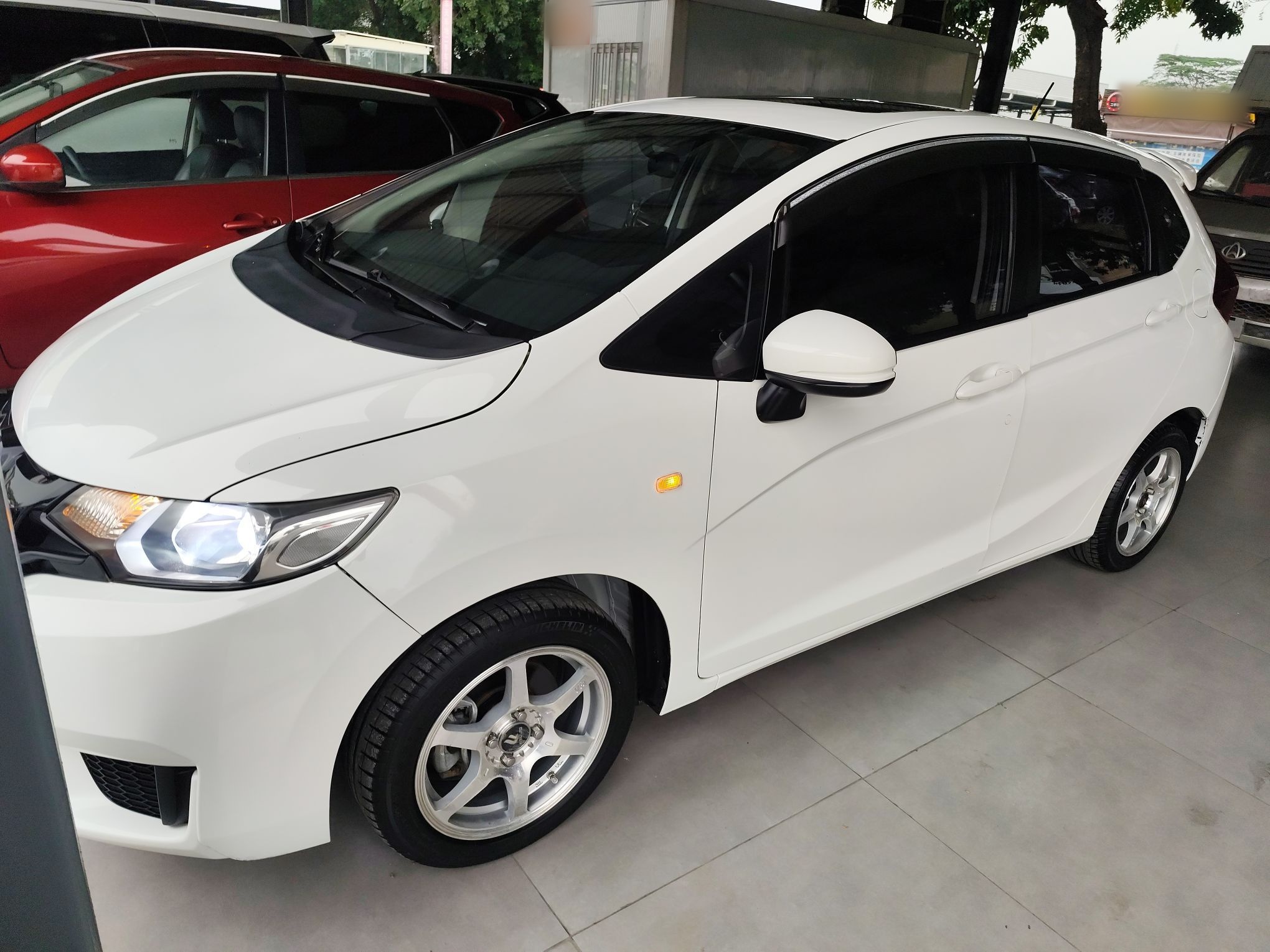 تحت مقدمة السيارة