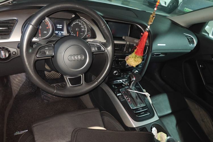 Used Audi A5 2013 Coupe 40 TFSI Center Console