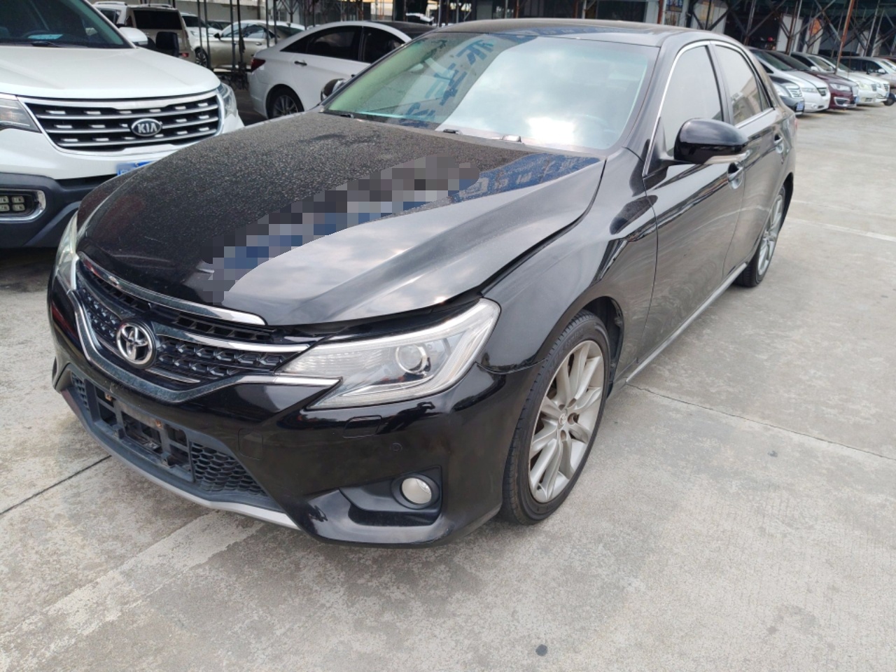 تحت مقدمة السيارة