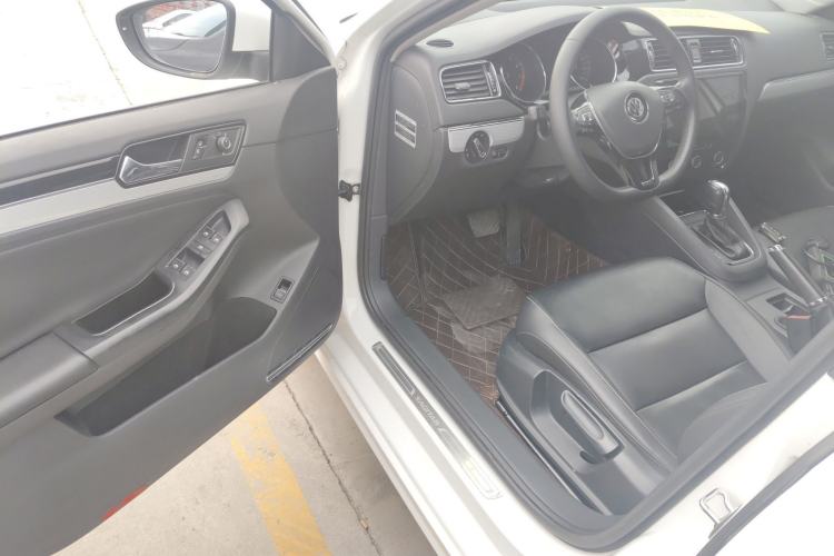 Used Volkswagen Sagitar 2017 230TSI Automatic Comfort Version Driver Seat