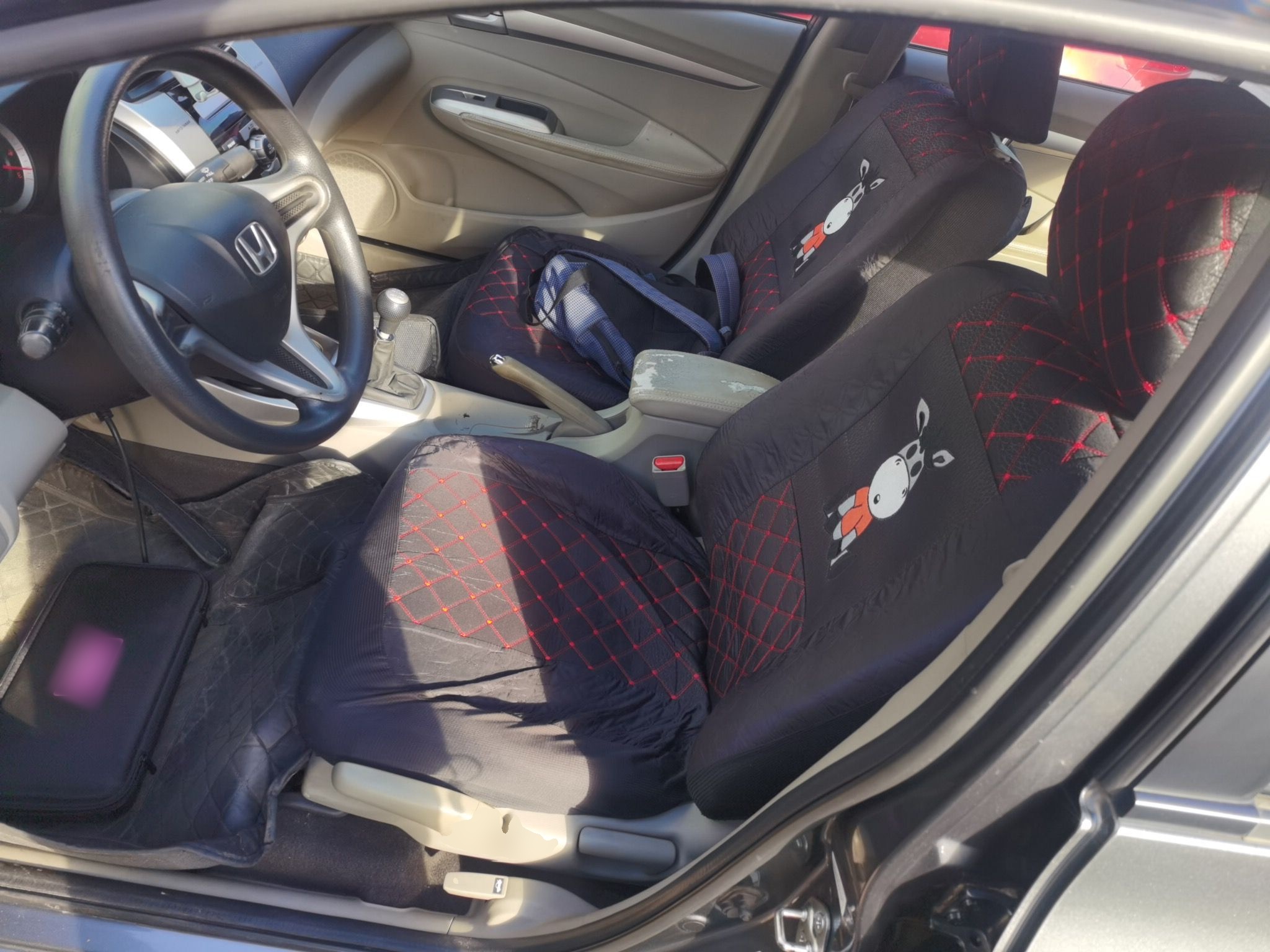 المقاعد الأمامية داخل السيارة