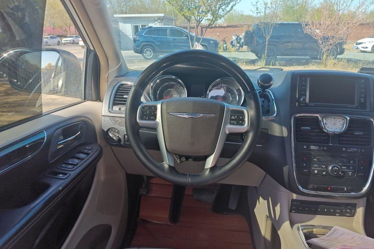 Used Chrysler Grand Voyager 2013 3.6L Luxury Edition Steering Wheel