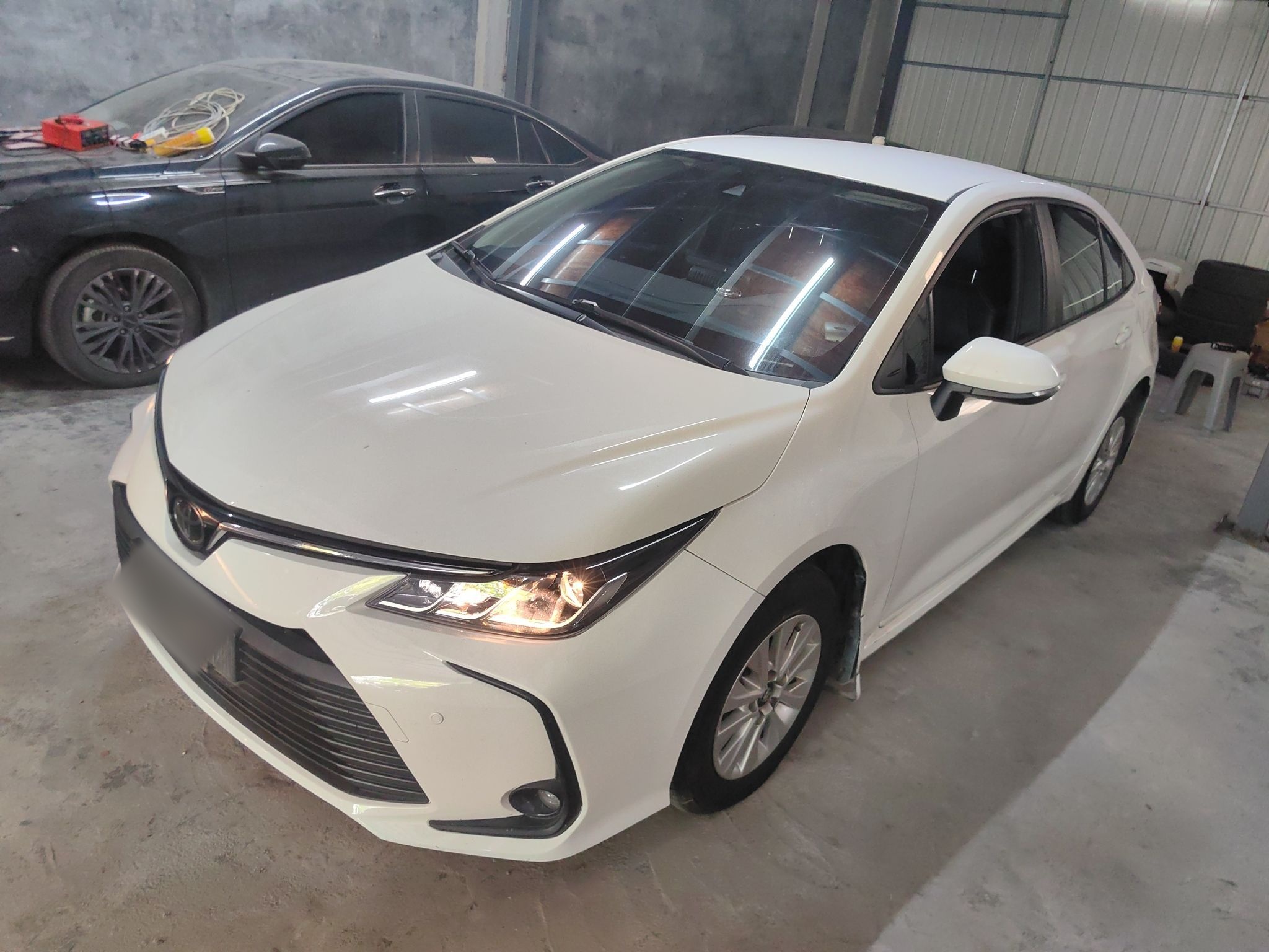 تحت مقدمة السيارة