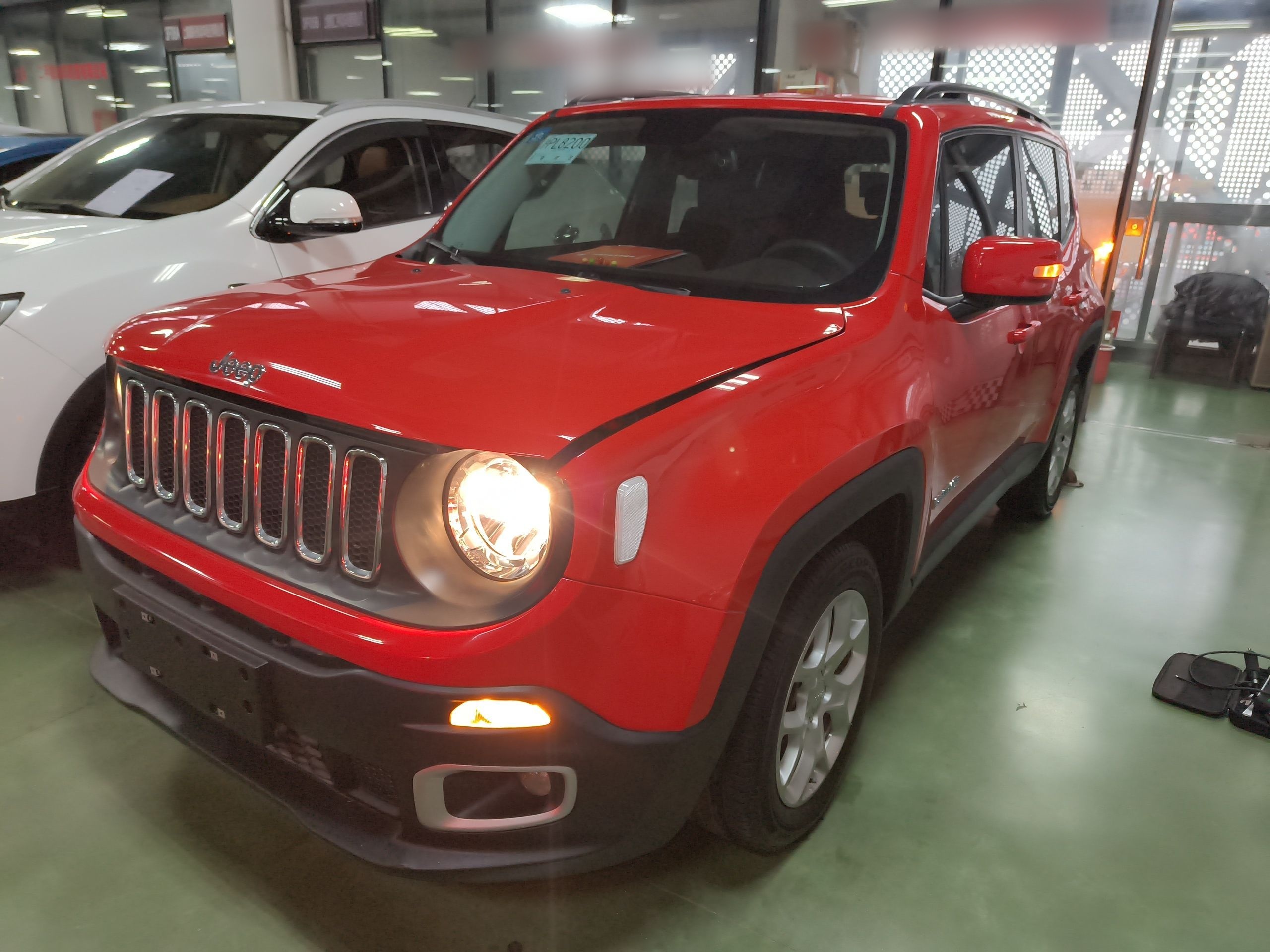 تحت مقدمة السيارة