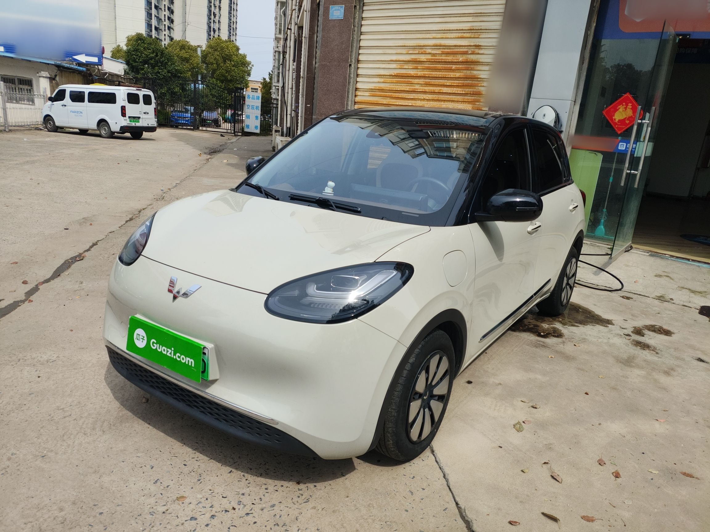 تحت مقدمة السيارة