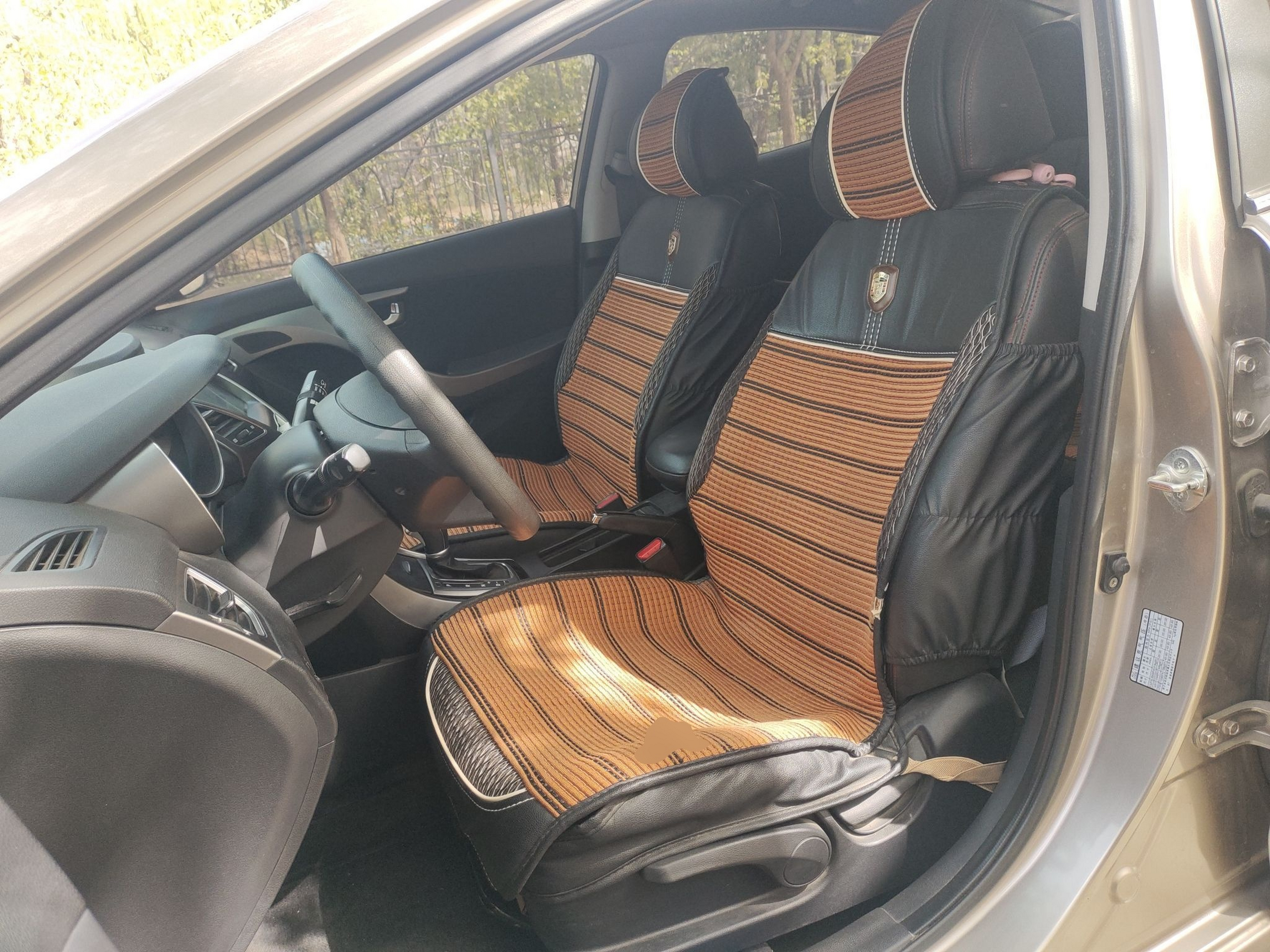 المقاعد الأمامية داخل السيارة