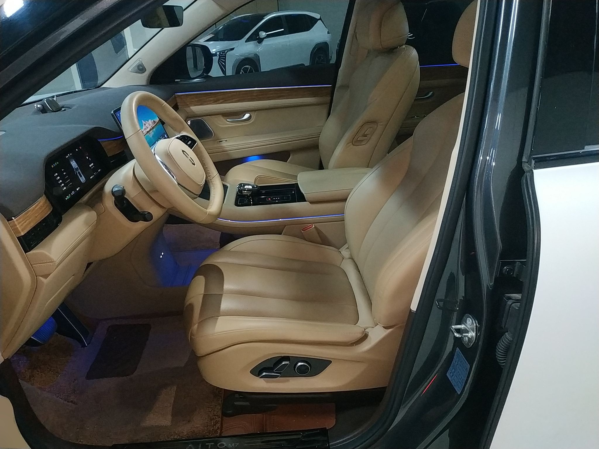 المقاعد الأمامية داخل السيارة