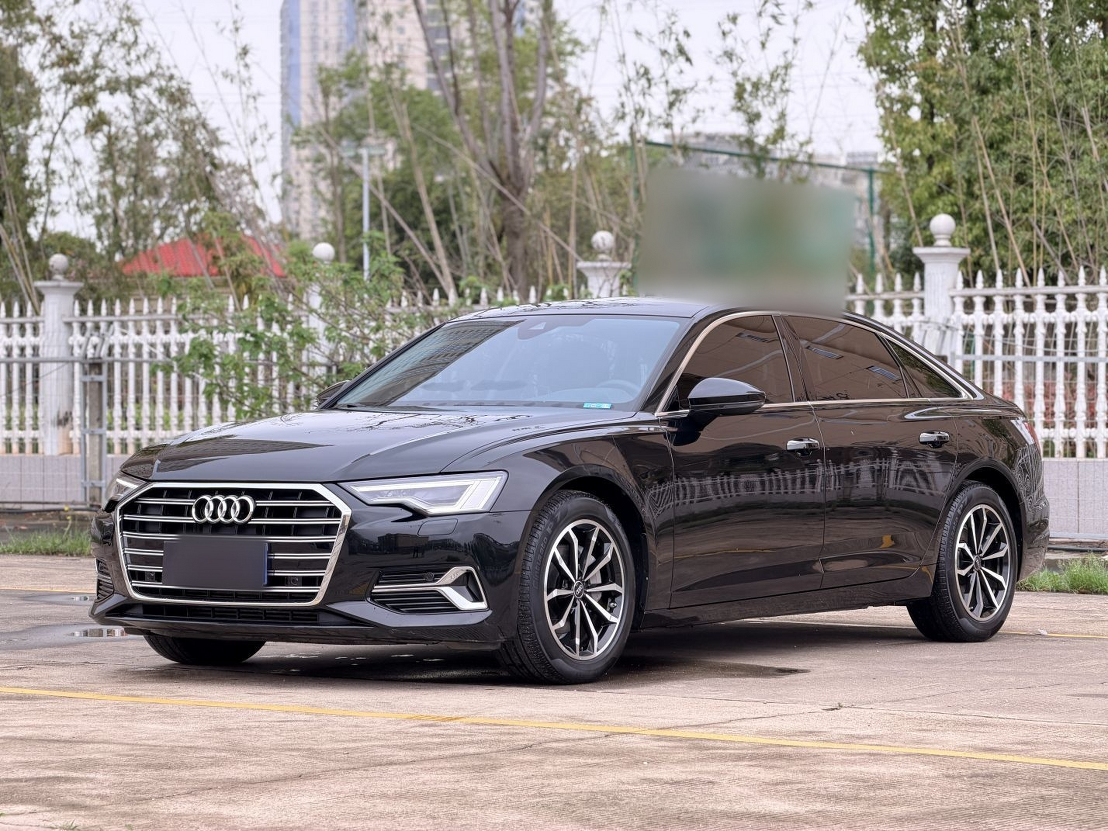 Под передней частью автомобиля