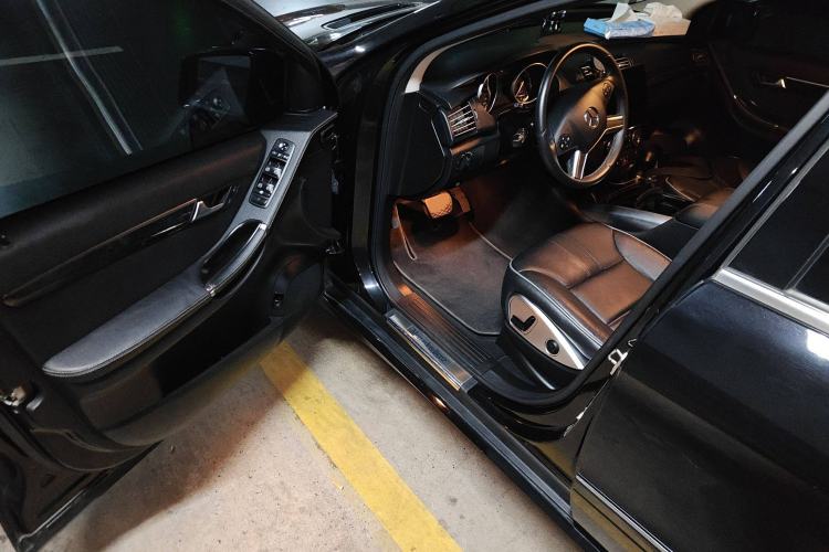 Used Mercedes-Benz R-Class 2017 R 320 4MATIC Business Edition Prestige Model
