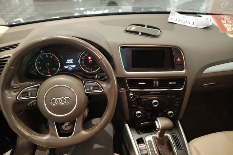 Used Audi Q5 2015 40 TFSI Technology Edition Center Console