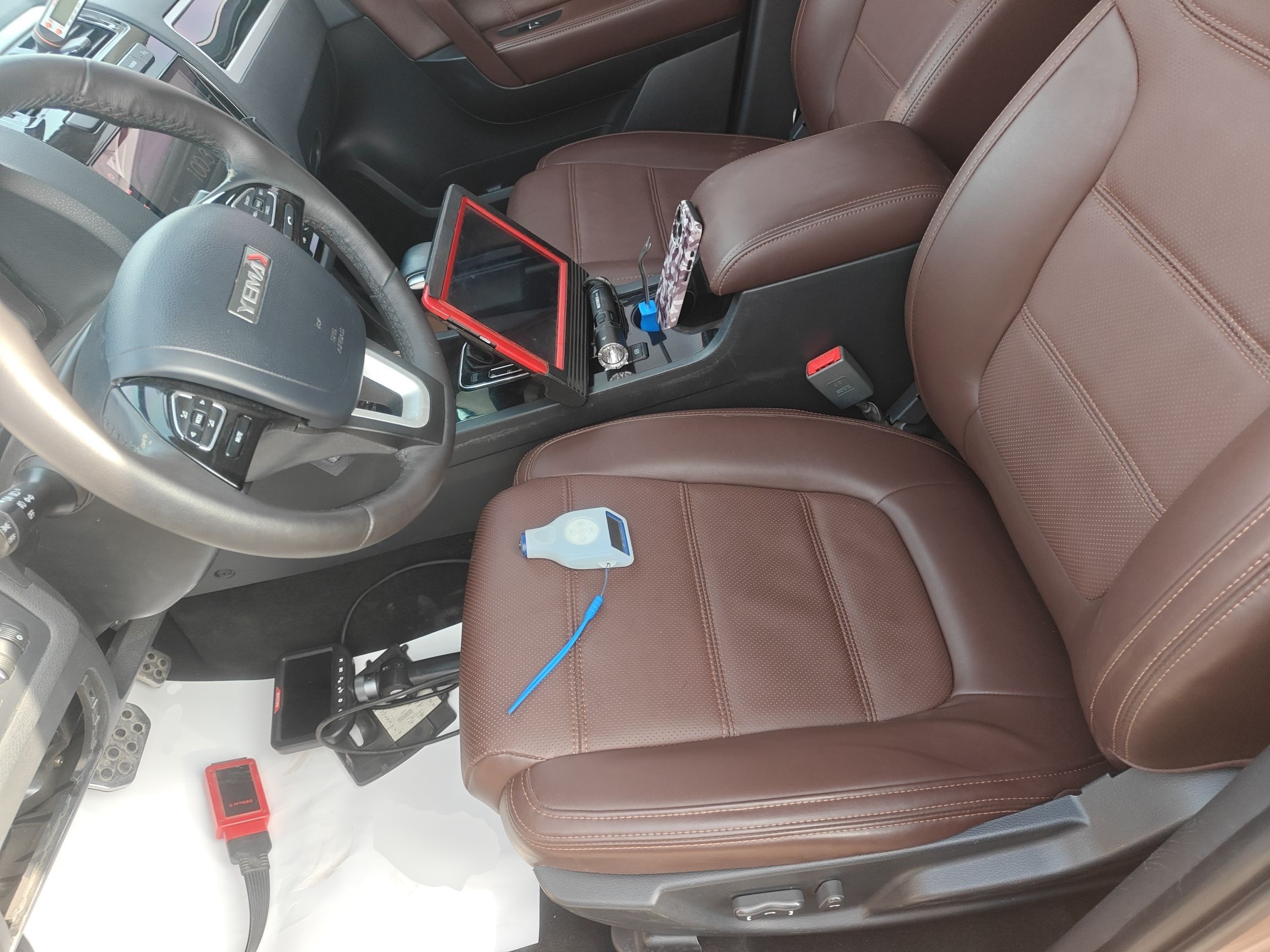 المقاعد الأمامية داخل السيارة