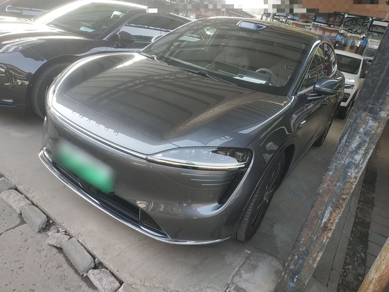 تحت مقدمة السيارة