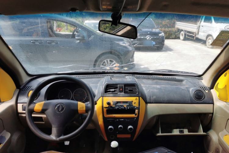 Used Dongfeng Xiaokang C35 2019 1.5L Base Version II Sedan China VI Emission Standard DK15 Center Console