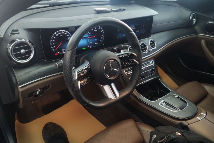 Used Mercedes-Benz E-Class New Energy 2022 Second Facelift E 350 e L Plug-in Hybrid Sports Sedan Center Console