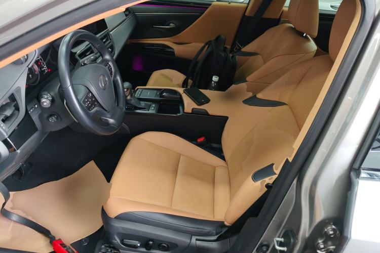 Used Lexus ES 2021 300h Deluxe Edition
