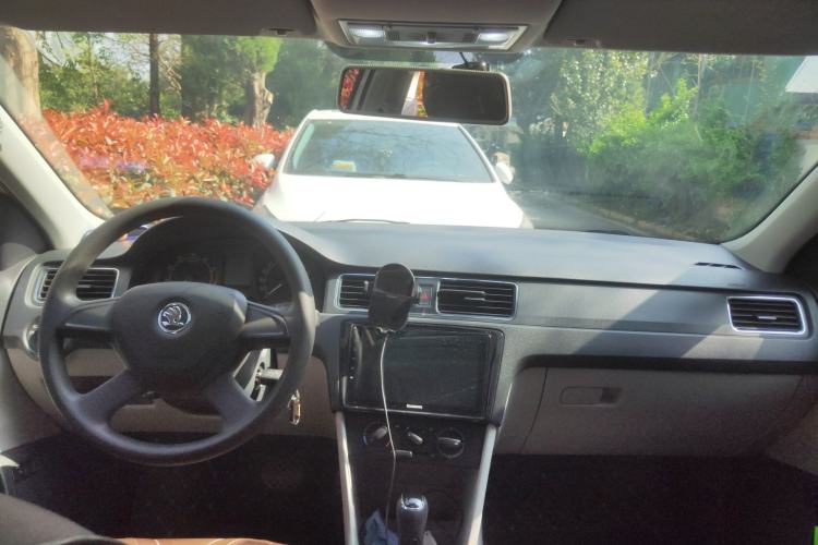 Used Skoda Rapid 2013 1.6L Automatic Smart Selection Model Center Console