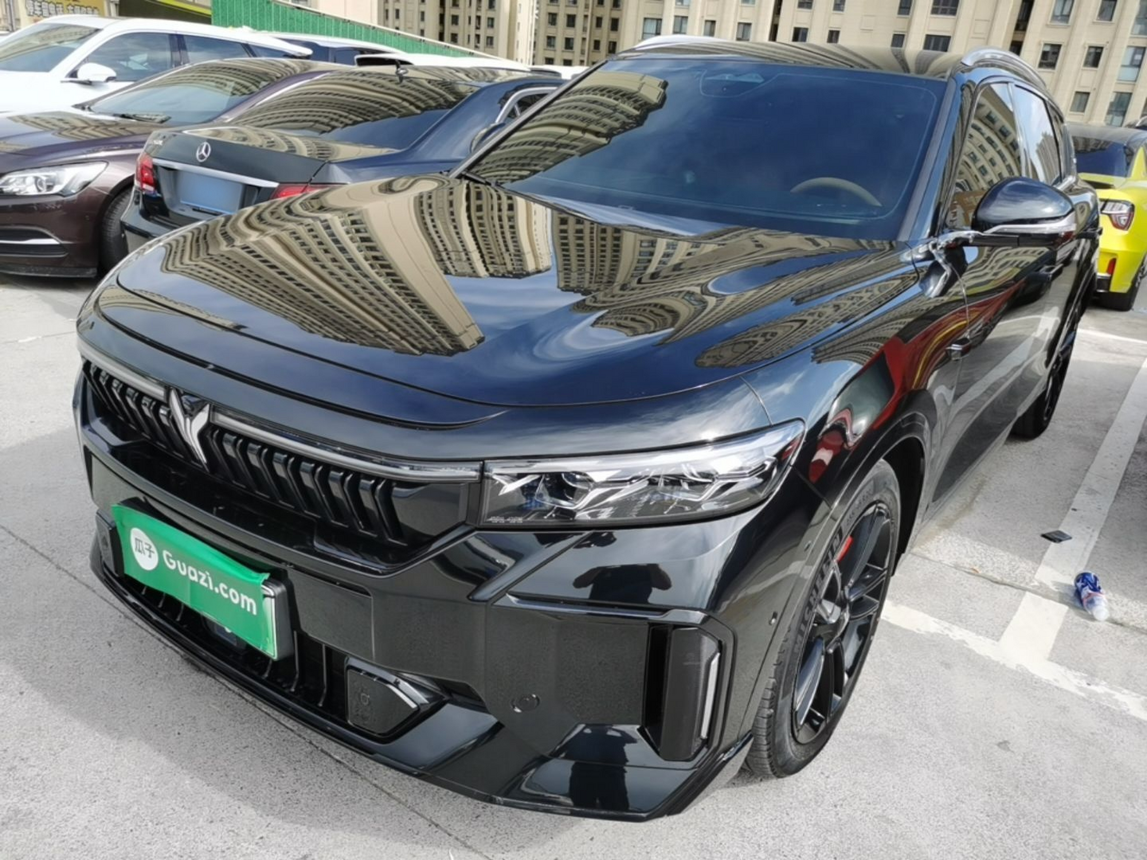 Под передней частью автомобиля