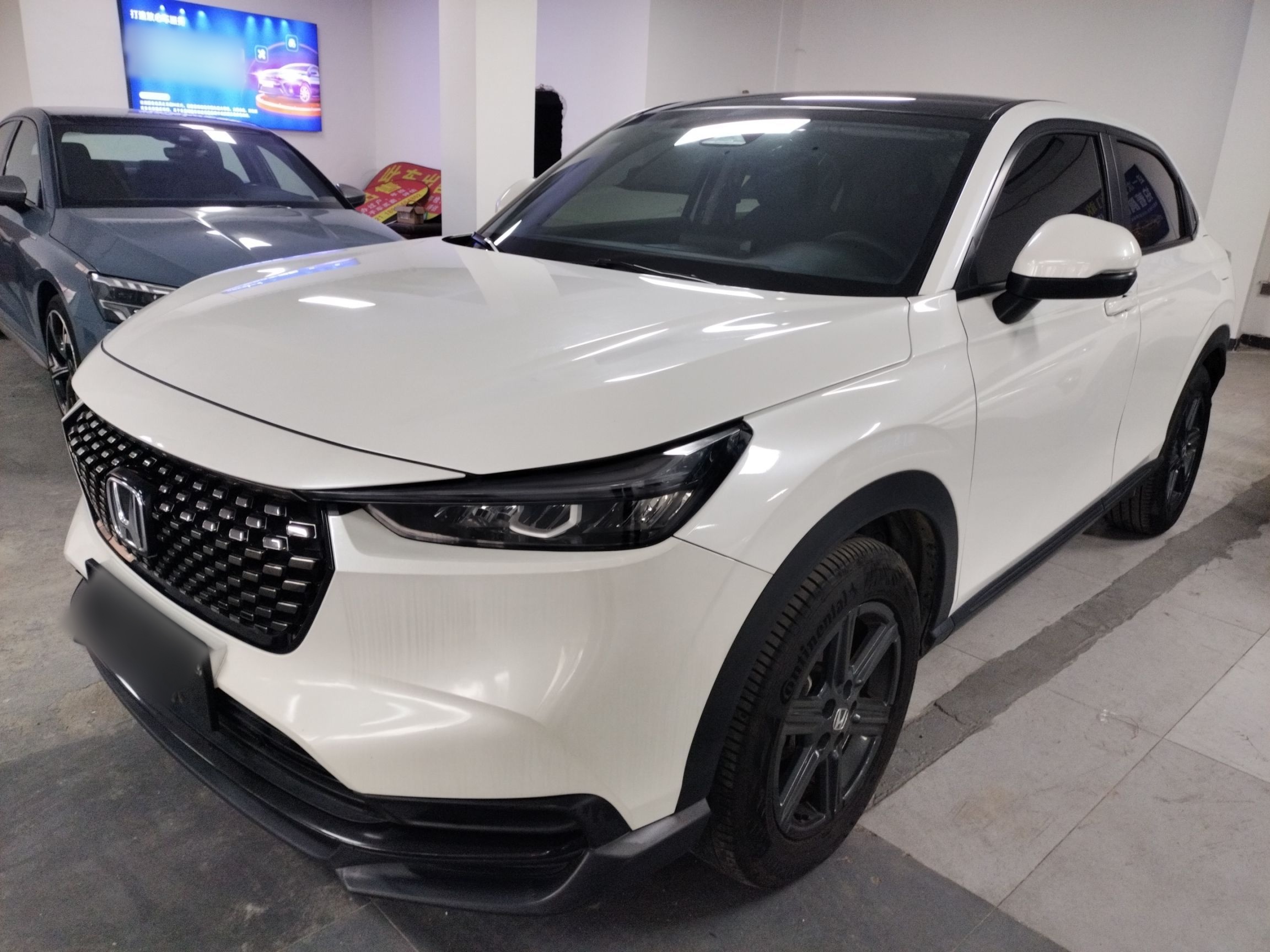 Под передней частью автомобиля