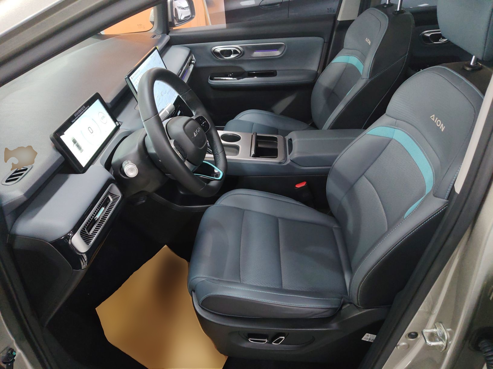 المقاعد الأمامية داخل السيارة