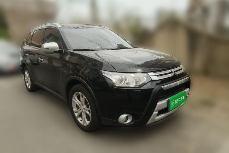 Used Mitsubishi Outlander 2014 2.4L 4x4 Deluxe Value Edition 5 Seats Front Right 45 Deg