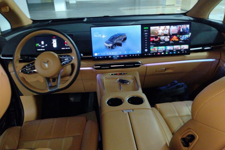 Used VOYAH Dream 2025 EV Four-Wheel Drive Flagship Kunpeng Edition
