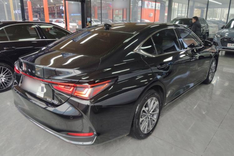 Used Lexus ES 2025 200 Premium Edition Rear Right 45 Deg