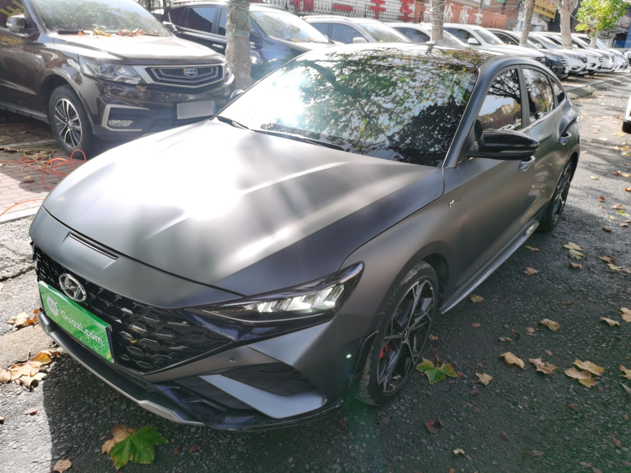 Под передней частью автомобиля