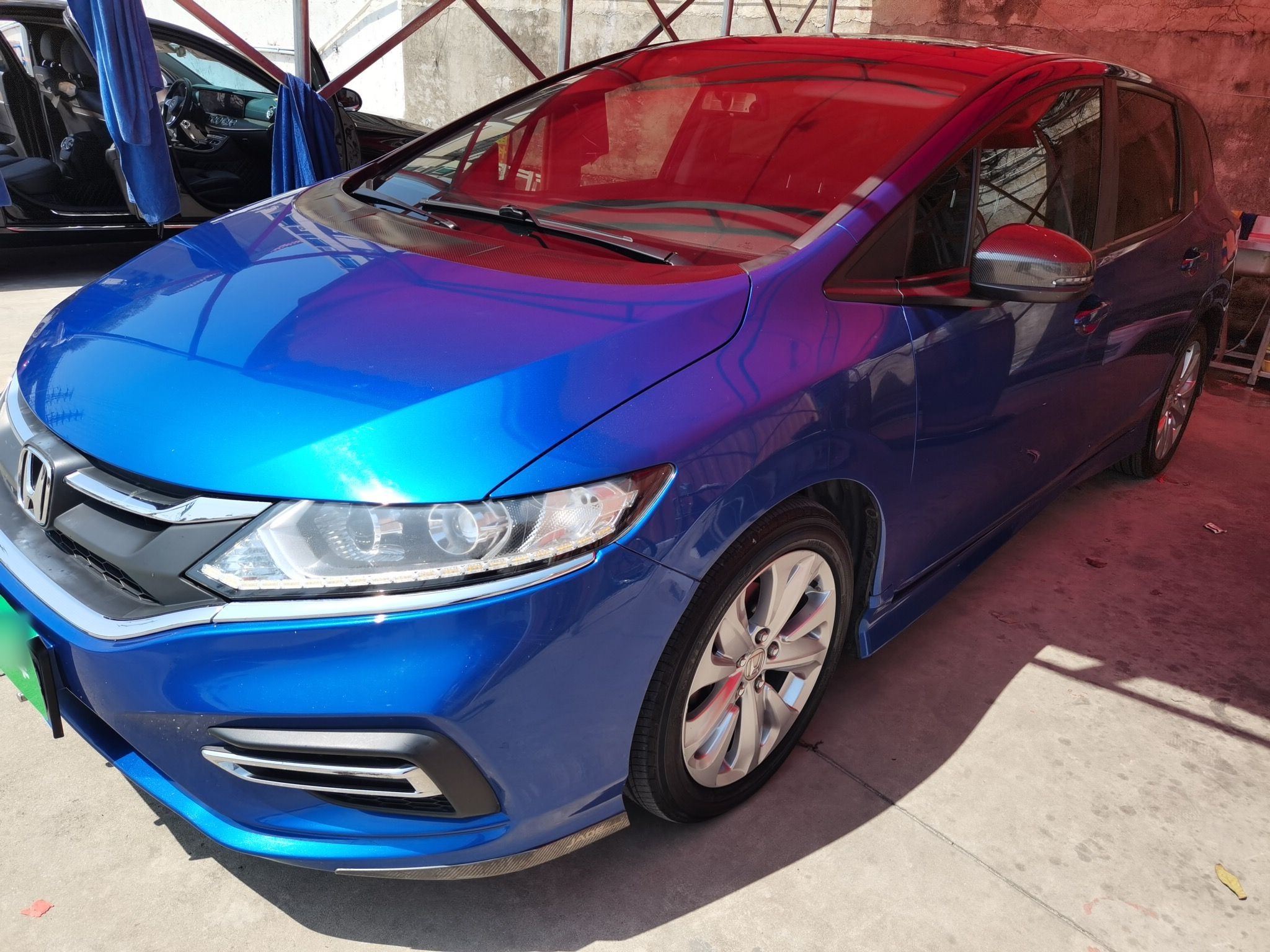 تحت مقدمة السيارة