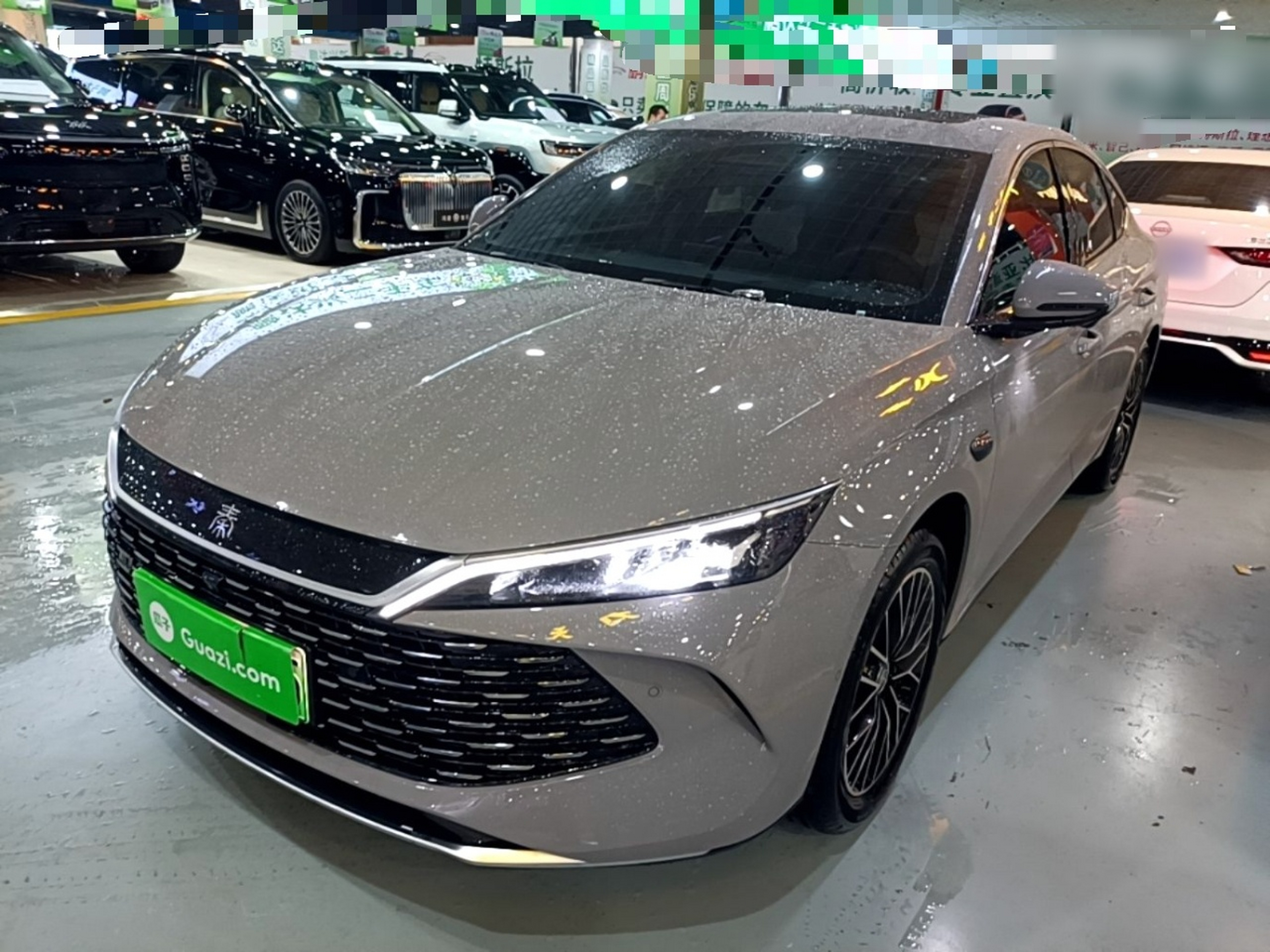 Unter der Vorderseite des Autos