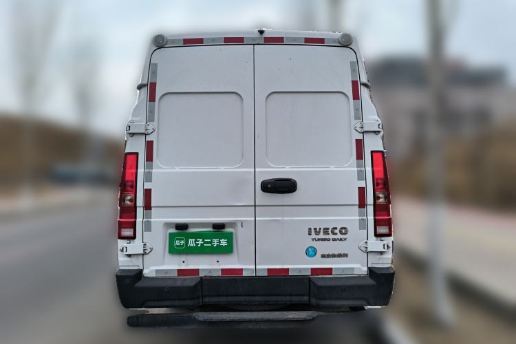 Used Iveco Daily 2023 2.5T V40 Van Long Wheelbase Mid-Roof Dual Tires Manual Doors 2-3 Seater

