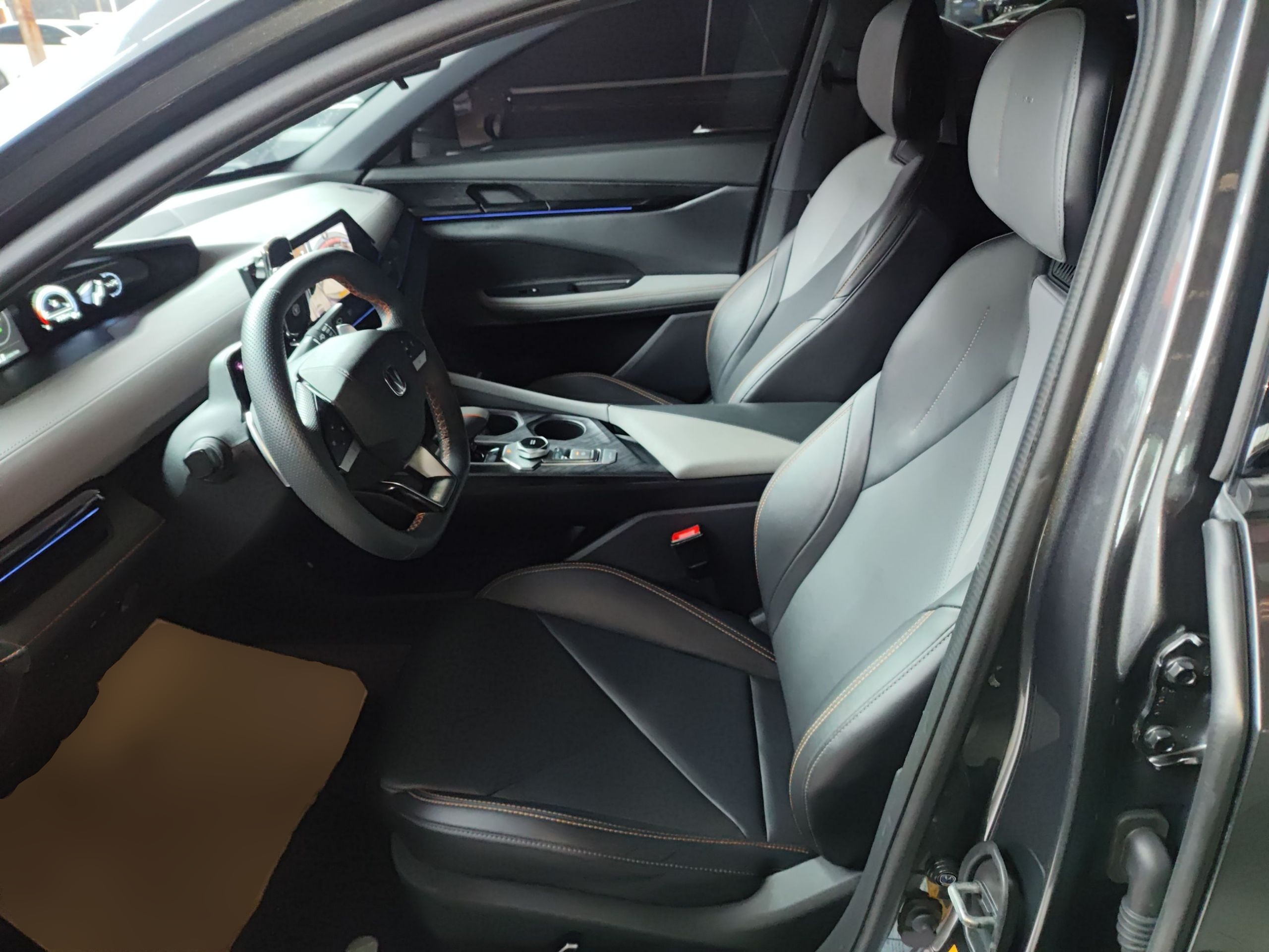 Переднее сиденье в автомобиле