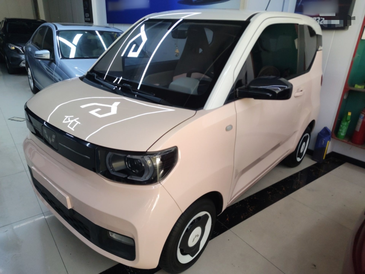 Под передней частью автомобиля