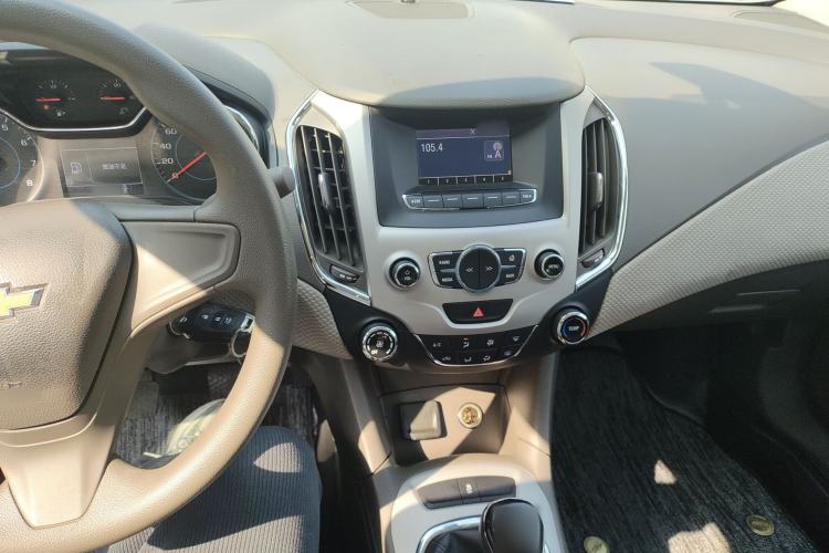Used Chevrolet Cruze 2015 1.5L Manual Fashion Edition Center Console