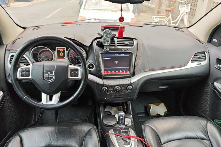 Used Dodge Journey 2013 2.4L Two-Wheel Drive Luxury Version Center Console