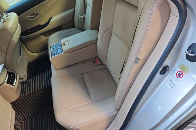 Used Toyota Crown 2011 2.5L Royal Special Edition with Leather and Sunroof
