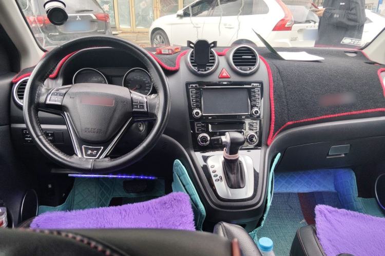 Used Haval H6 2013 Upgraded Model 2.4L Automatic Two-Wheel Drive Elite Version Center Console
