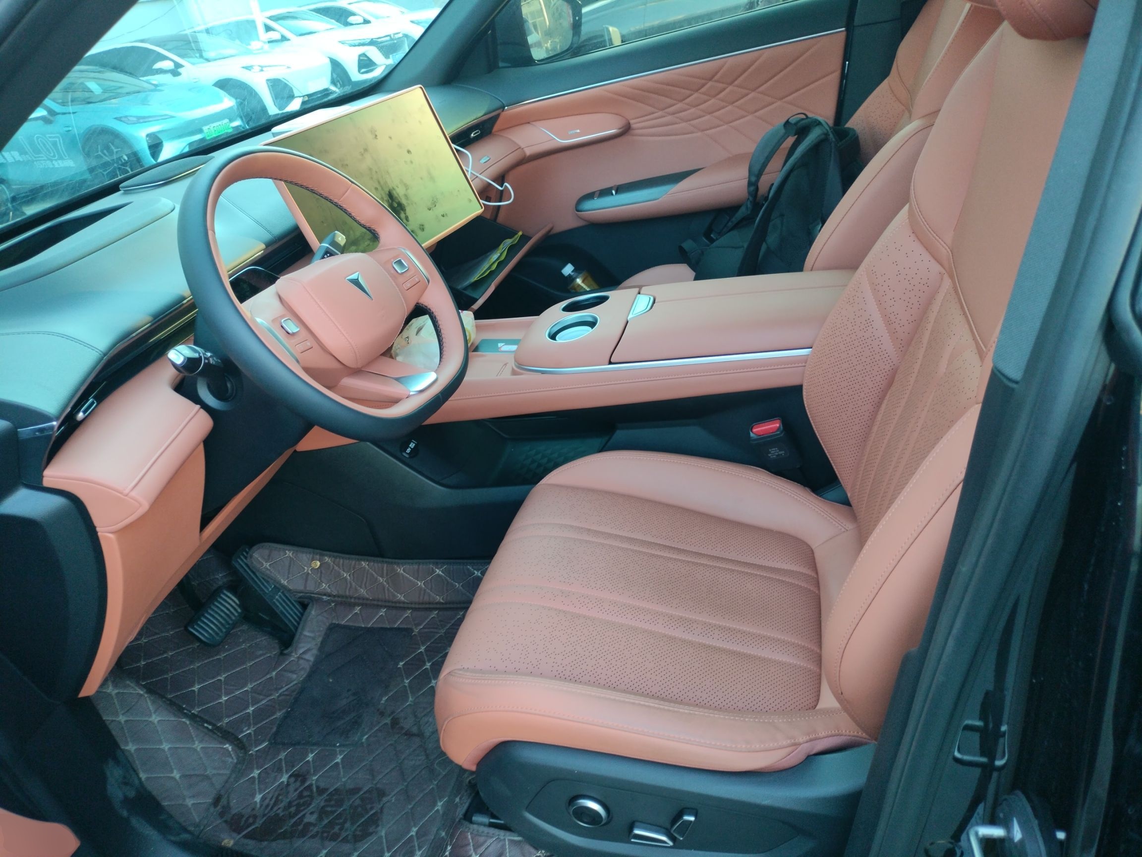 المقاعد الأمامية داخل السيارة